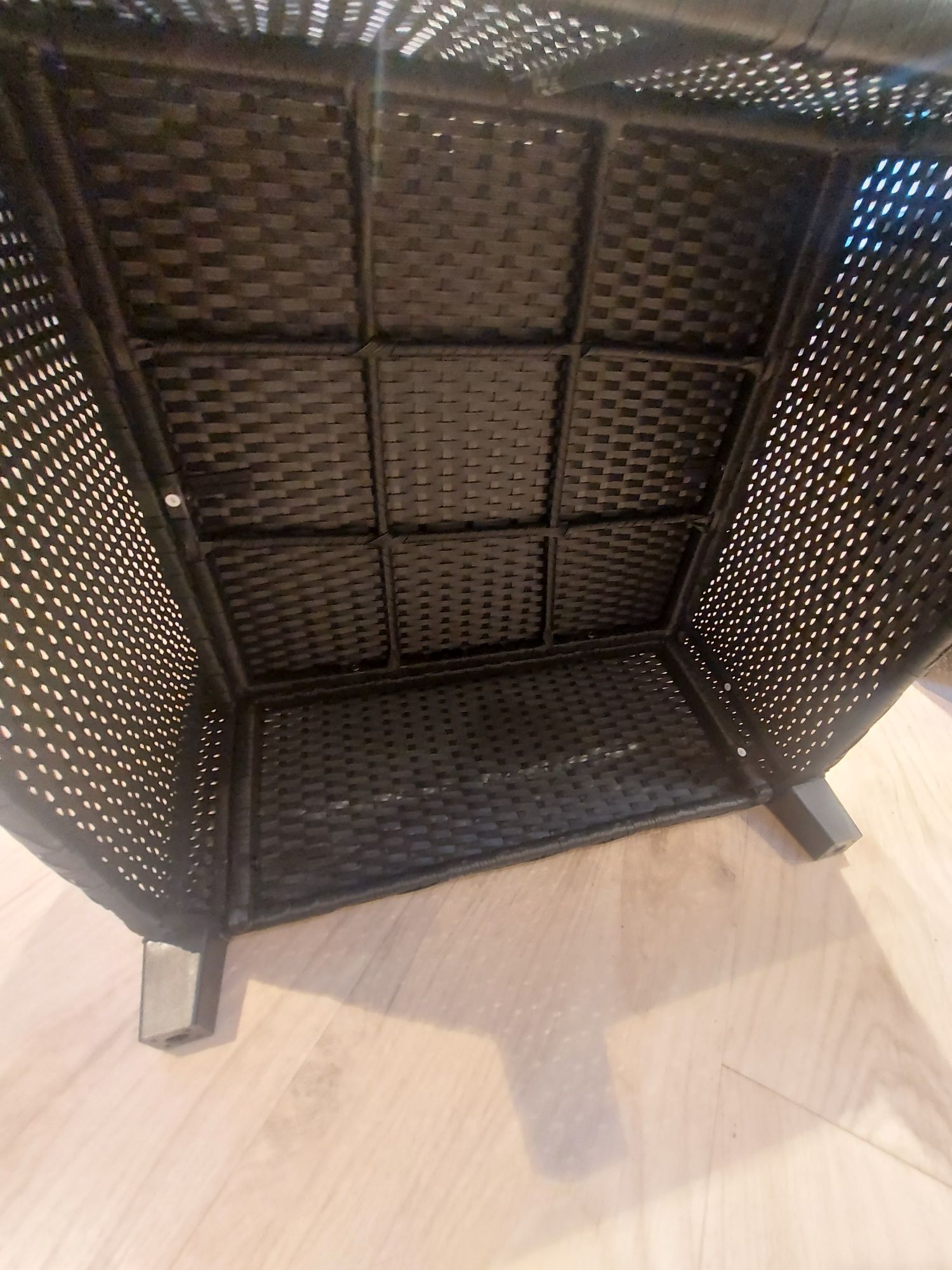 Meble ogrodowe sofa plus dwa fotele i stolik z drewnianym blatem.