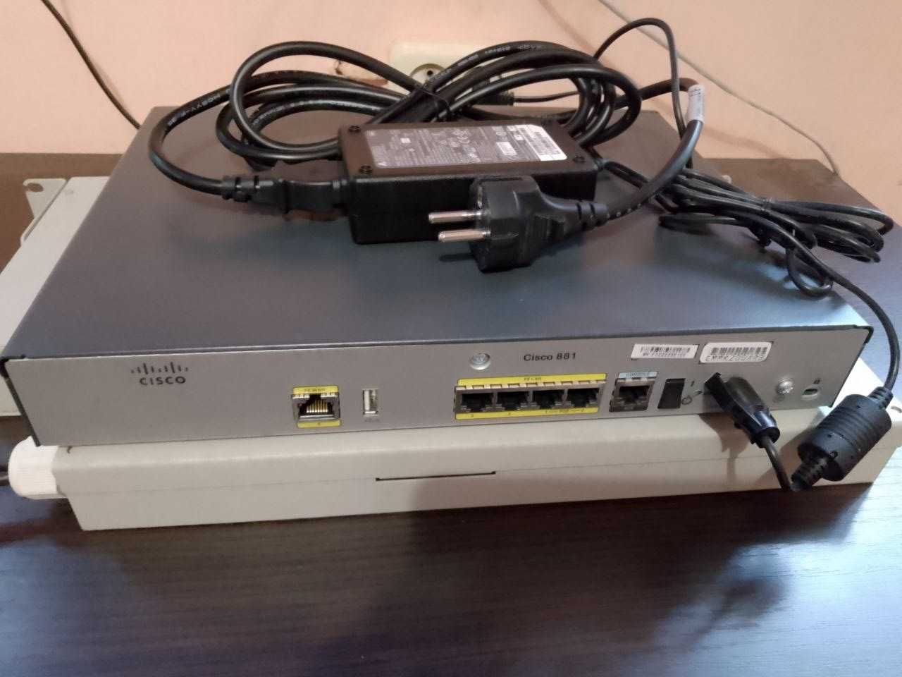 Маршрутизатор Cisco 881 и коммутатор