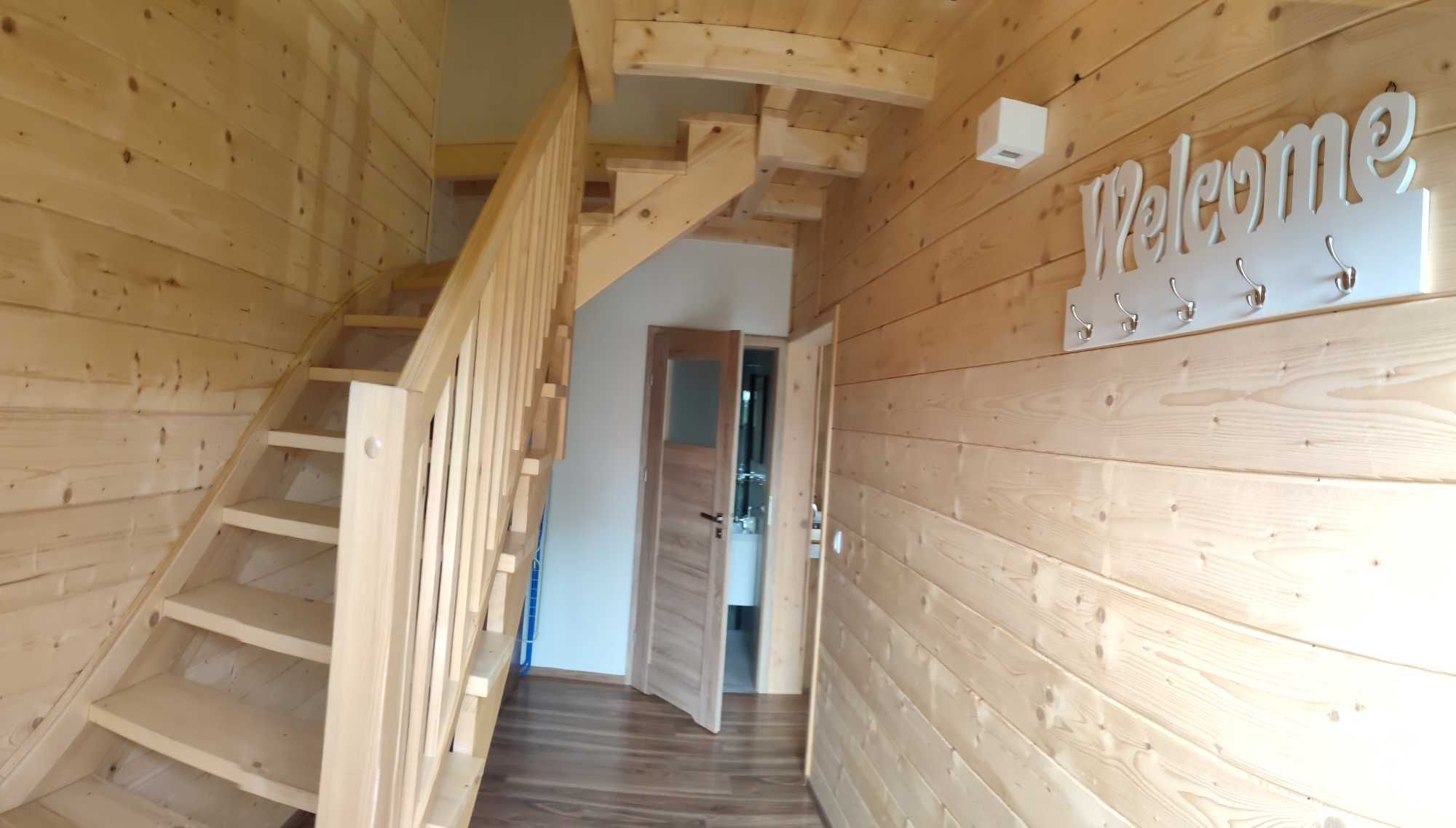Domek w górach, nad jeziorem,