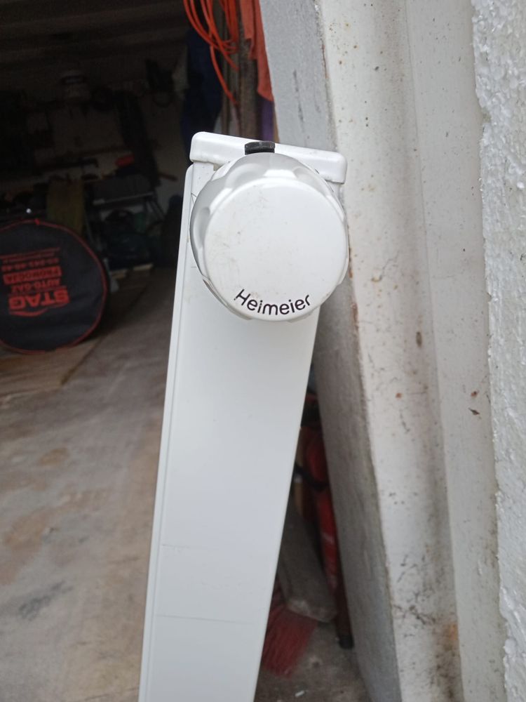 Grzejnik z zaworem termostatycznym