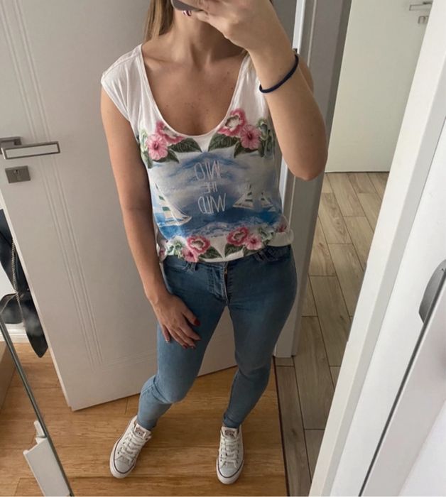 Stradivarius s koszulka z krotkim rekawem i duzym dekoltem floral