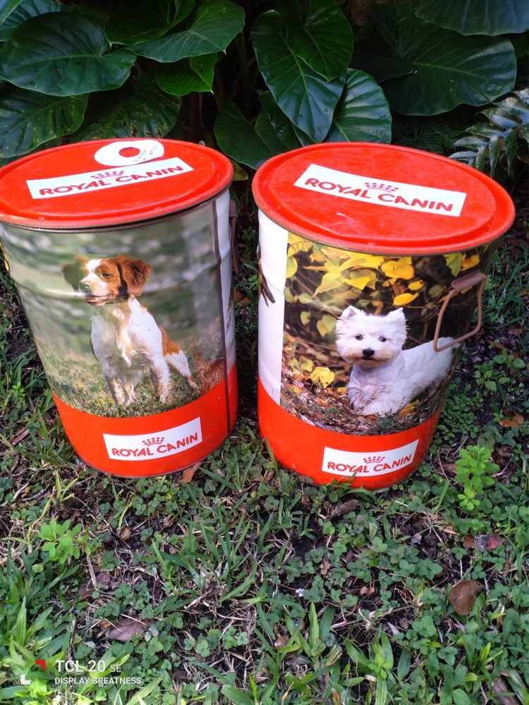 Duas latas grandes para a comida dos animais