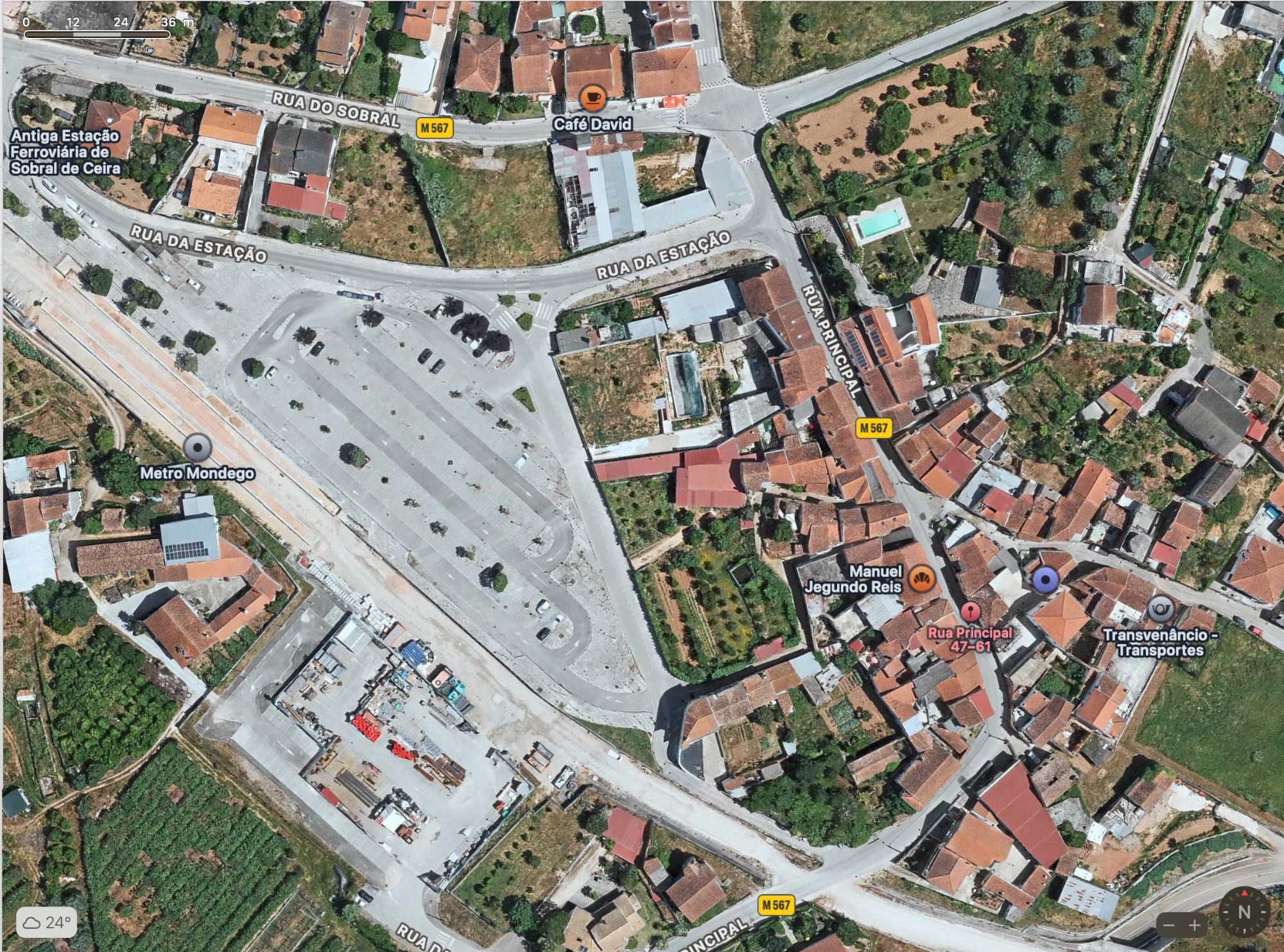Moradia T4 em Ceira localizada a 200 metros da estação do metro