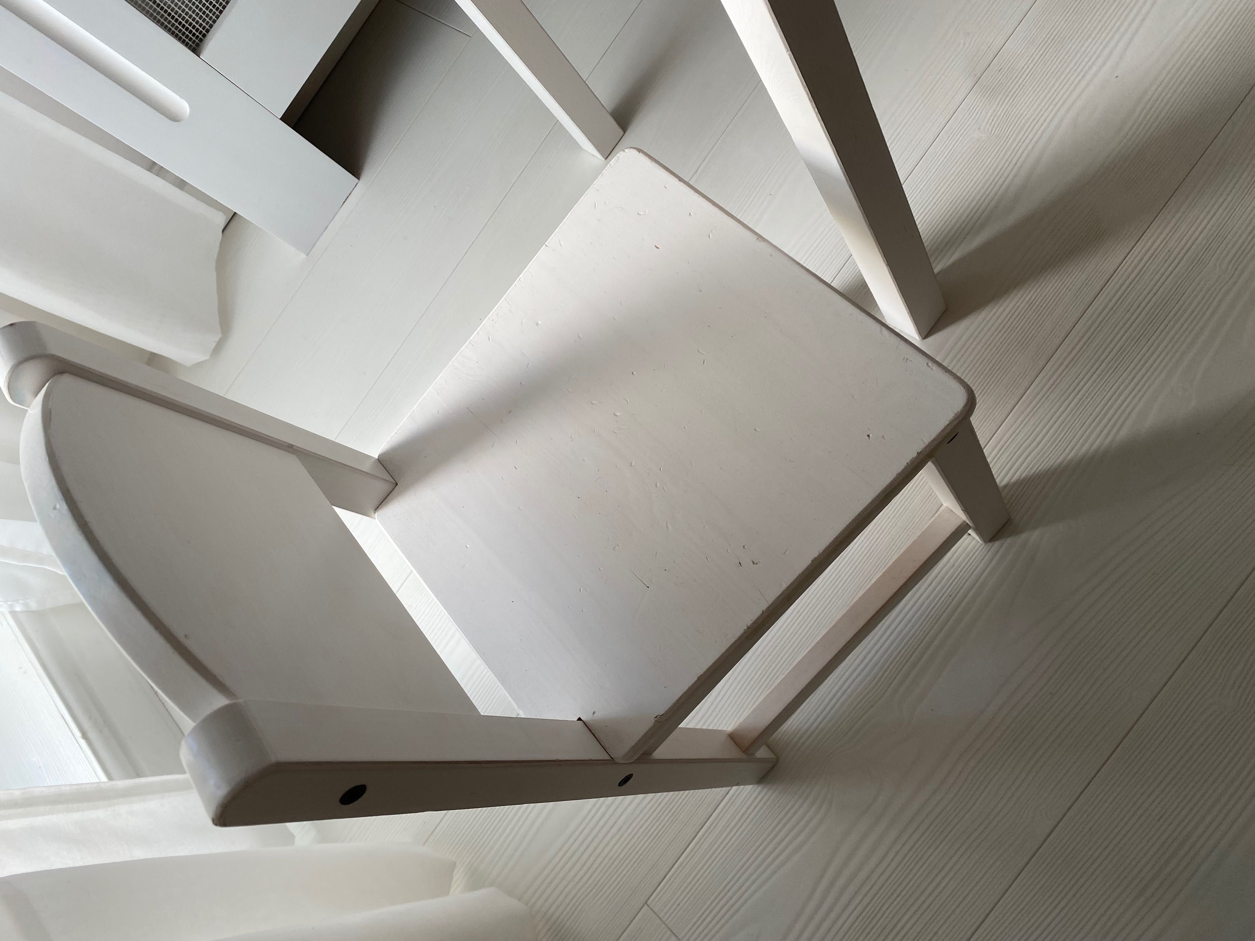 Sundvik IKEA biurko i dwa krzesła dla dzieci białe