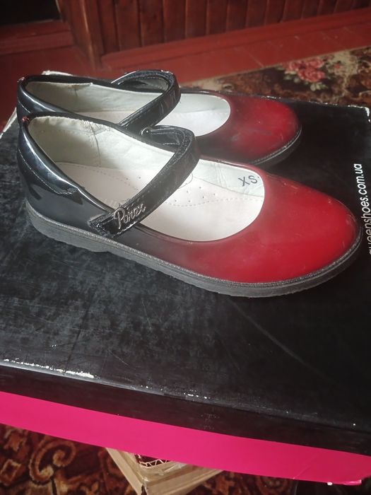 Лакові туфельки для дівчинки