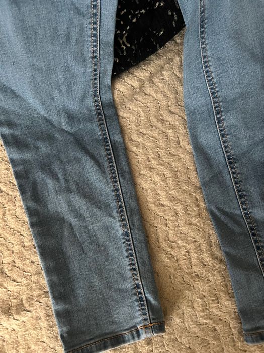 Джинси облягаючі