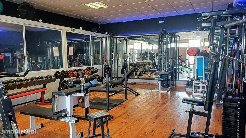 Espaço Comercial com 220 m² à Venda em Cascais – Ideal para Vários Neg