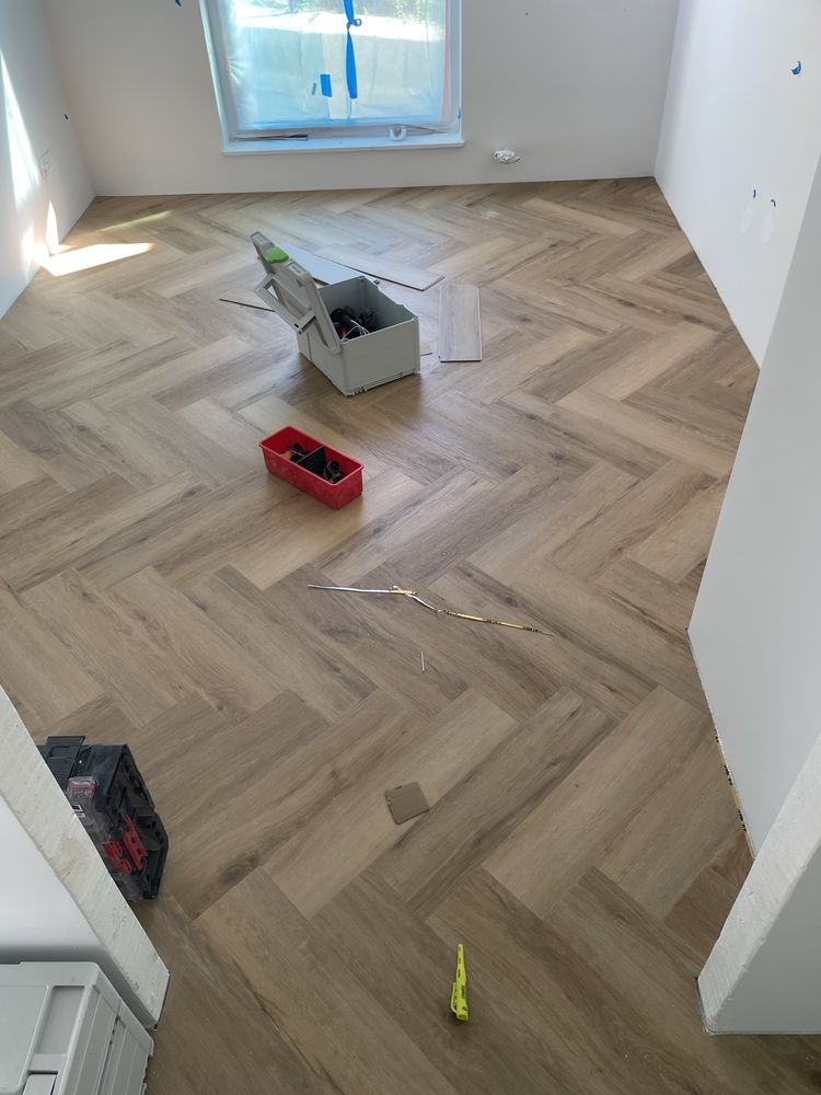 Montaż paneli podłogowych, podłóg drewnianych, jodełka, Berry Alloc