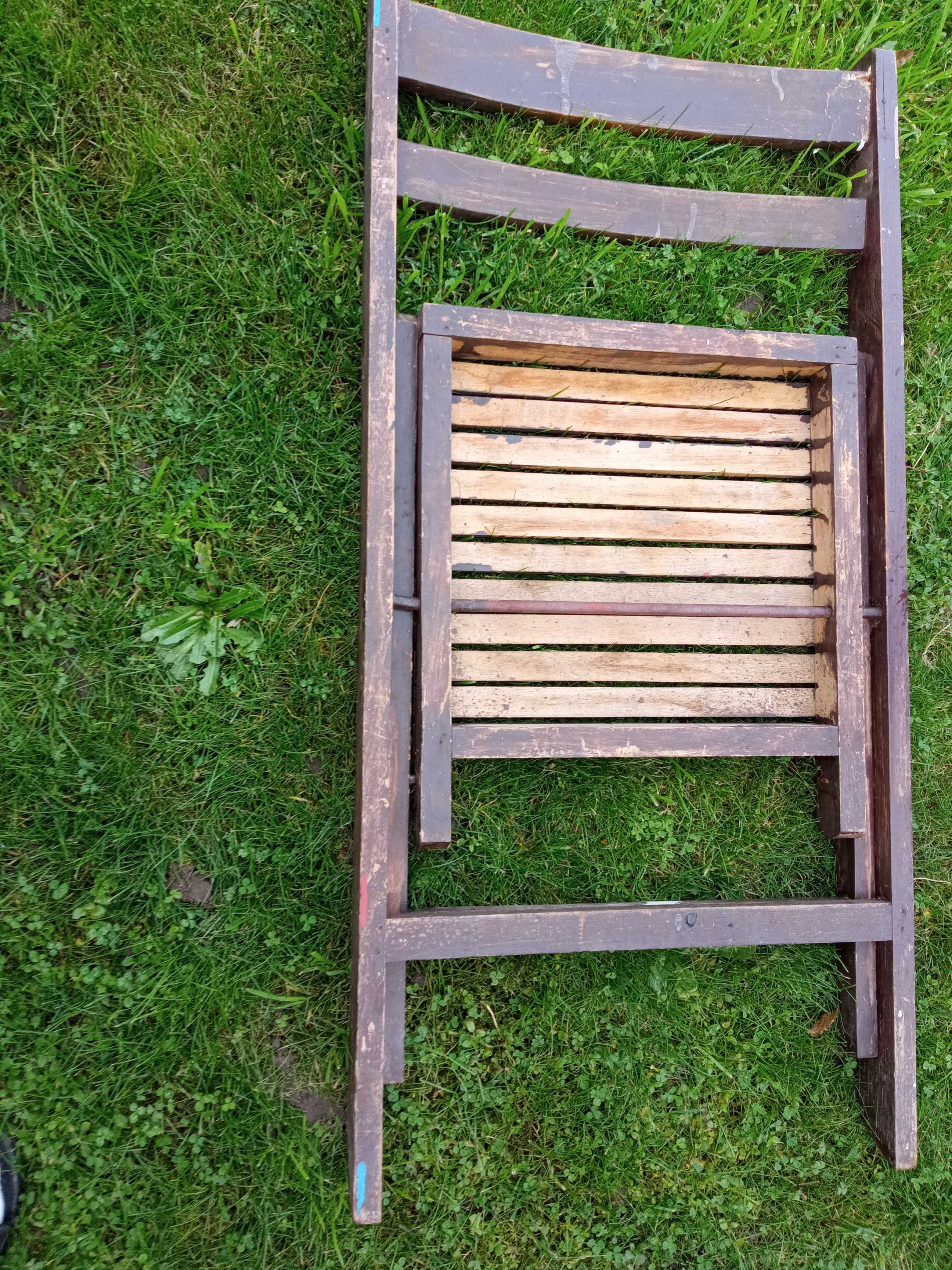 Drewniane składane krzesło.