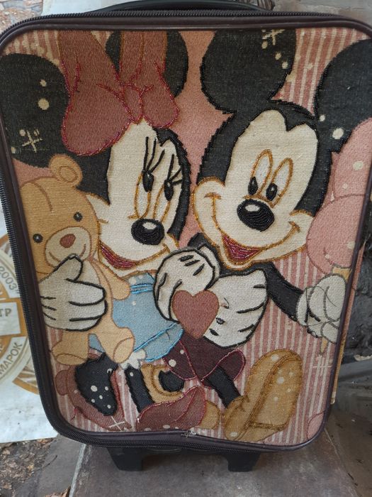 Два валізи чемодана середнього розміру б/в