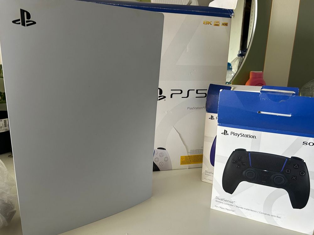 PlayStation 5 (com caixa original) + 2 comandos DualSense + 8 jogos