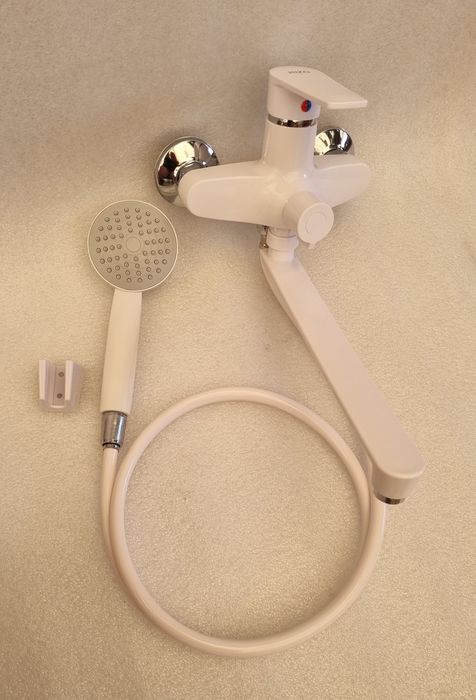 Новий змішувач для ванної білого кольору з комплектом ізТЕРМОПЛАСТИКУ