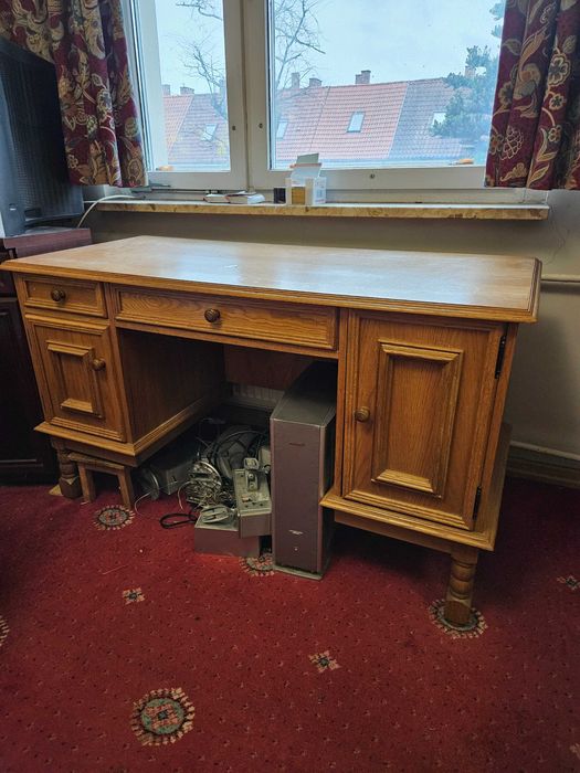 Stare , wygodne biurko za 550 zł.