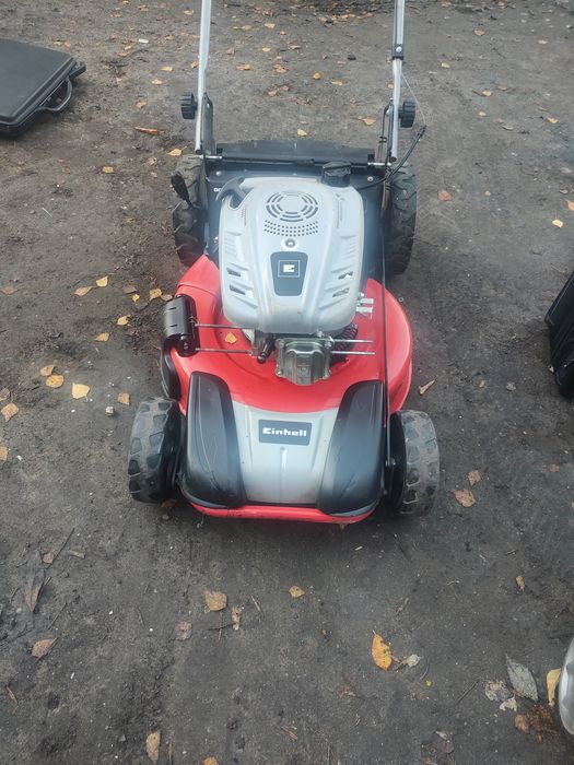 Duża kosiarka Einhell z napędem z koszem