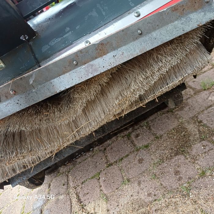 Zamiatarka spalinowa z napędem