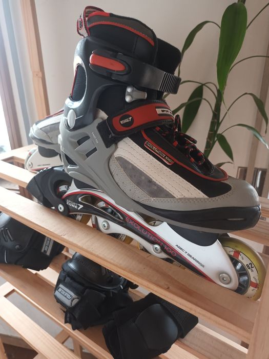 Patins em linha, joelheiras, cotoveleiras e pulsos