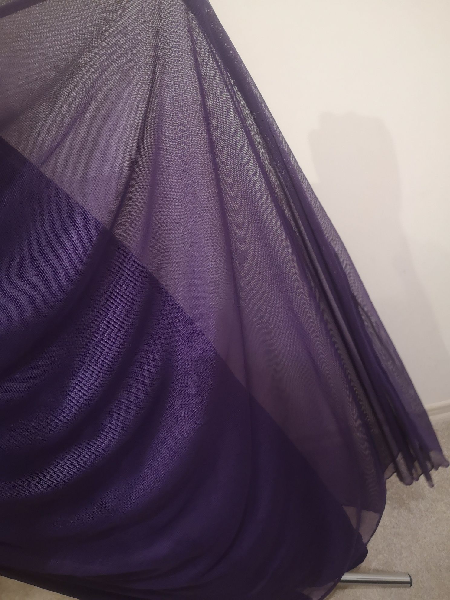 Długa zwiewna ciemnofioletowa sukienka wesele ślub elegancka
