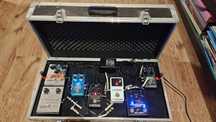 Zestaw efektów do gitary w obudowie jako pedalboard