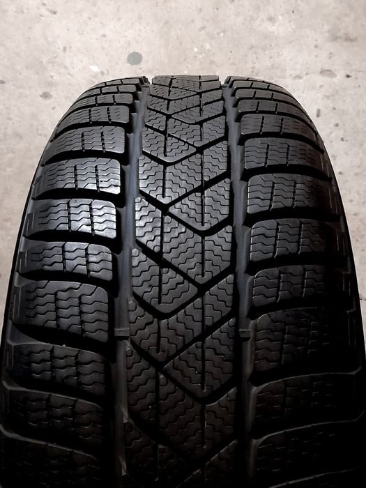 Opony zimowe Pirelli 215/60/16. 2024r.