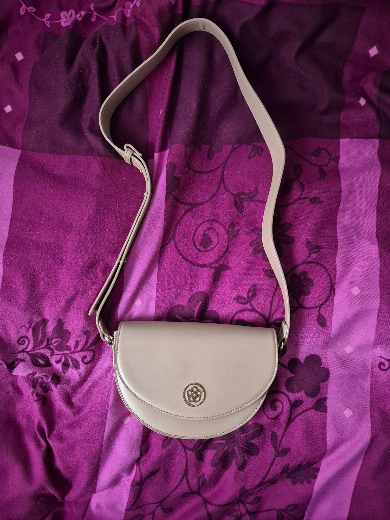 Beżowa torebka crossbody listonoszka nerka