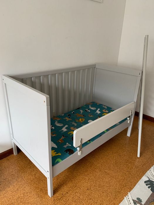 Berço completo com grade e colchão