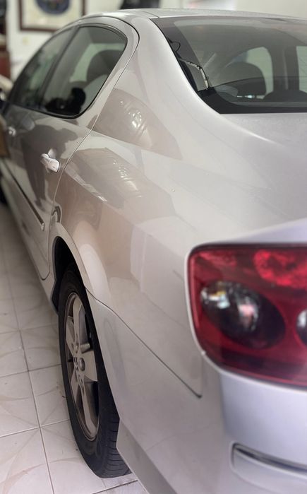 Peugeot 407 cinza claro