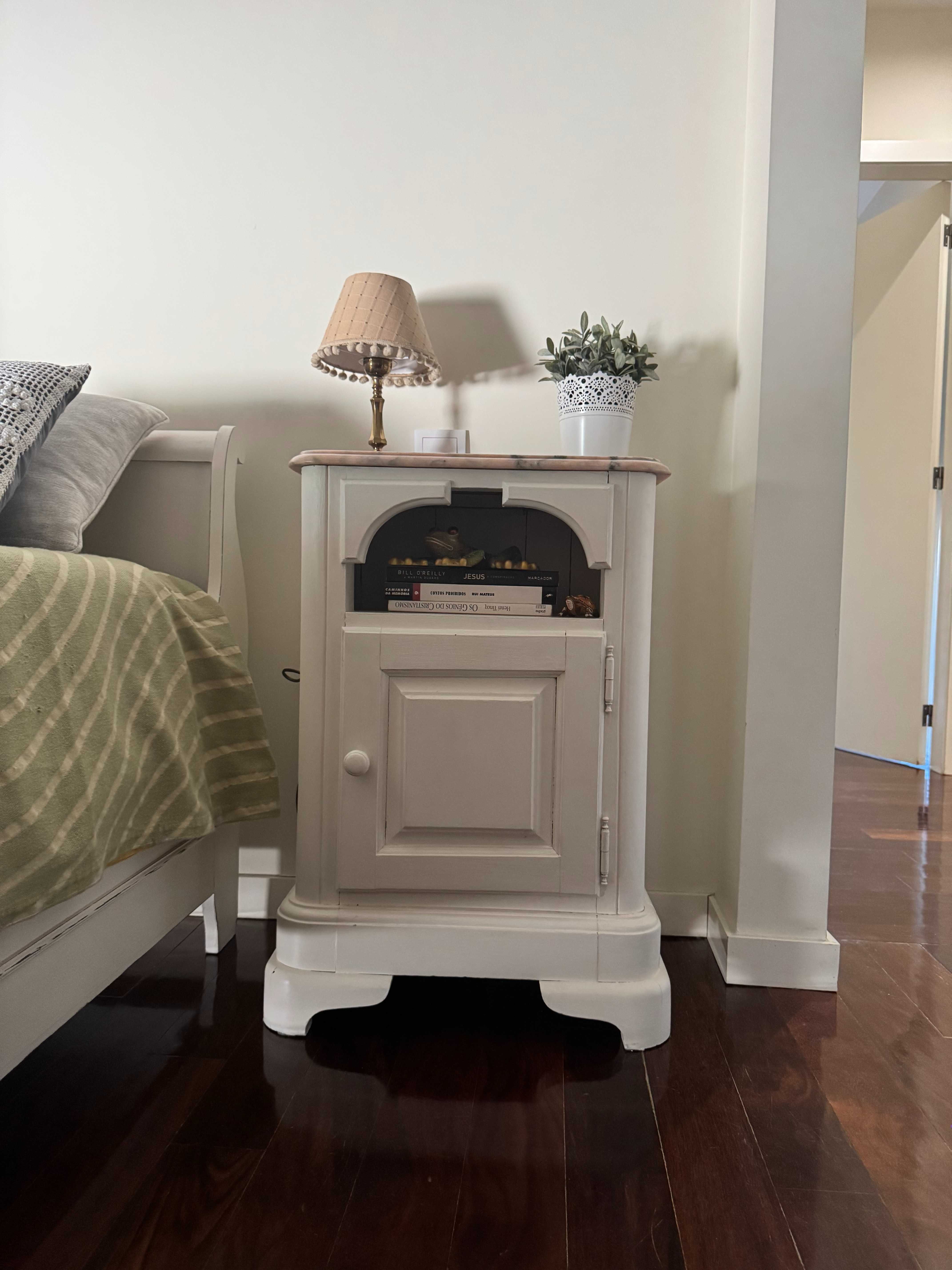 mesa de cabeceira
