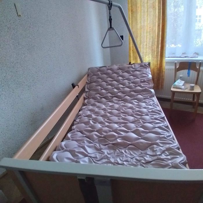 Łóżko z materacem na odleżyny