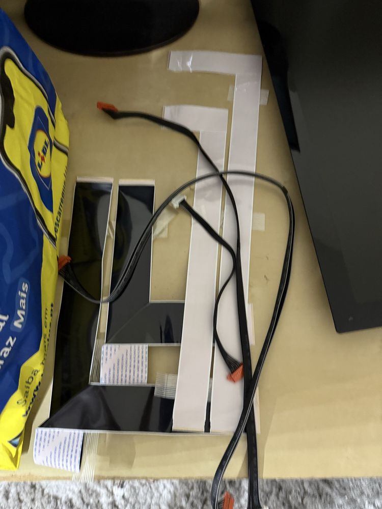 Diverso Material QLED Samsung 65”
