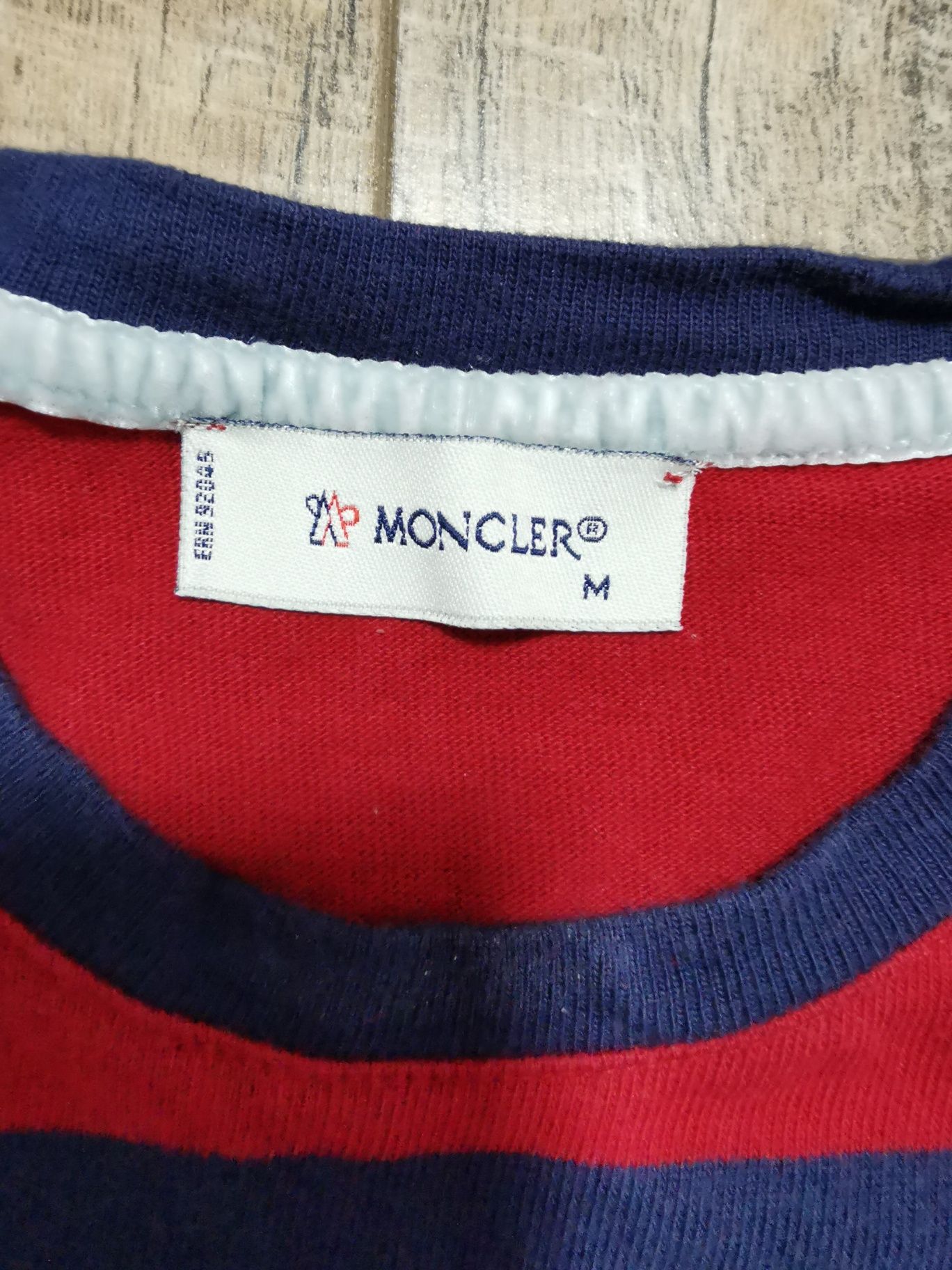 Продам футболку Moncler