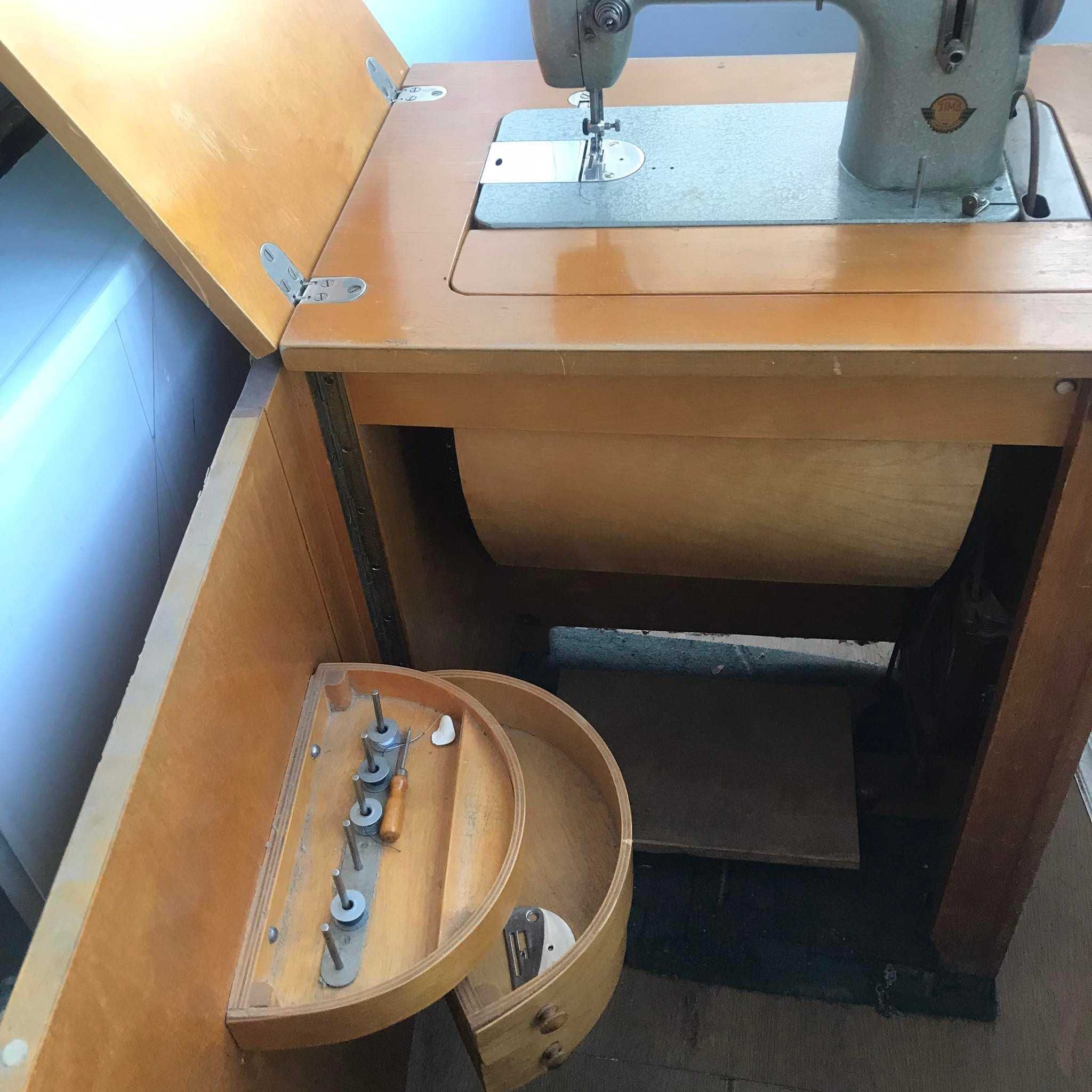 Швейная машина машинка Подольск с ножным приводом и тумбой
