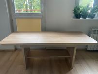 Funkcjonalny stół drewniany