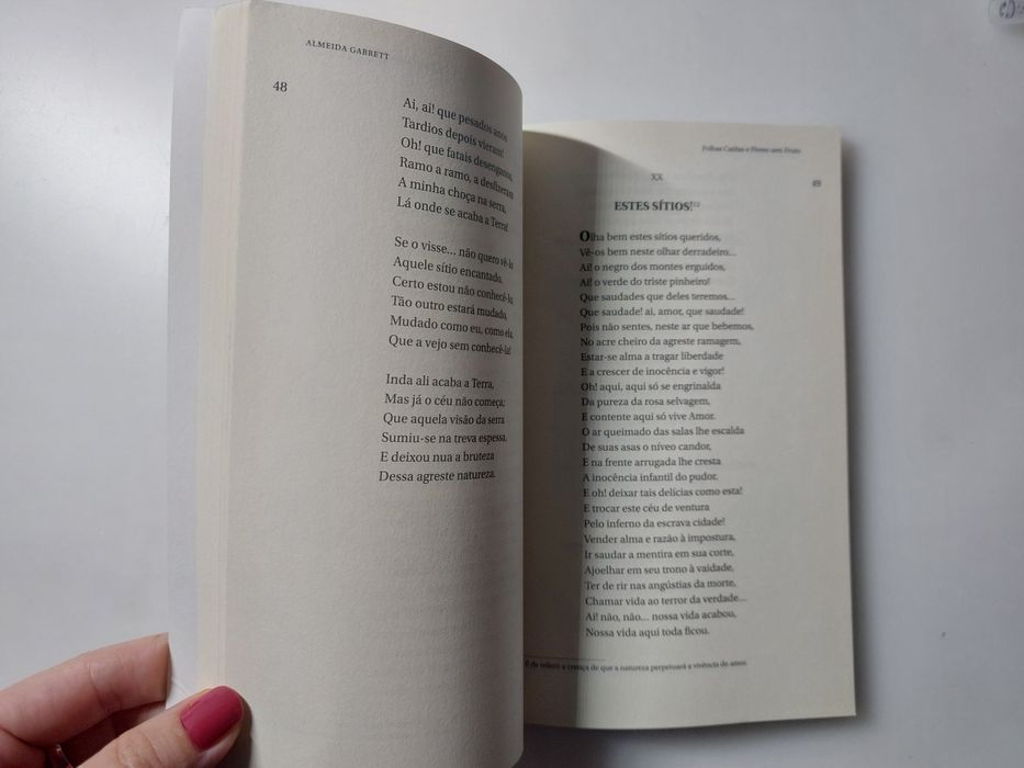 Folhas caídas e flores sem fruto