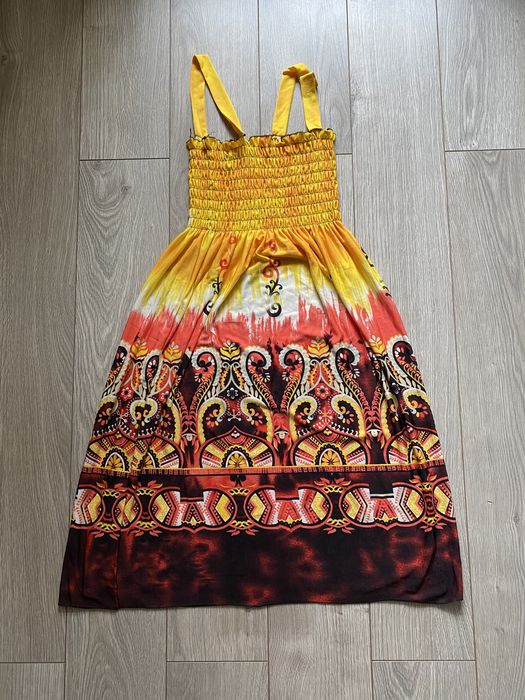 letnia sukienka na szrokich ramiaczkach