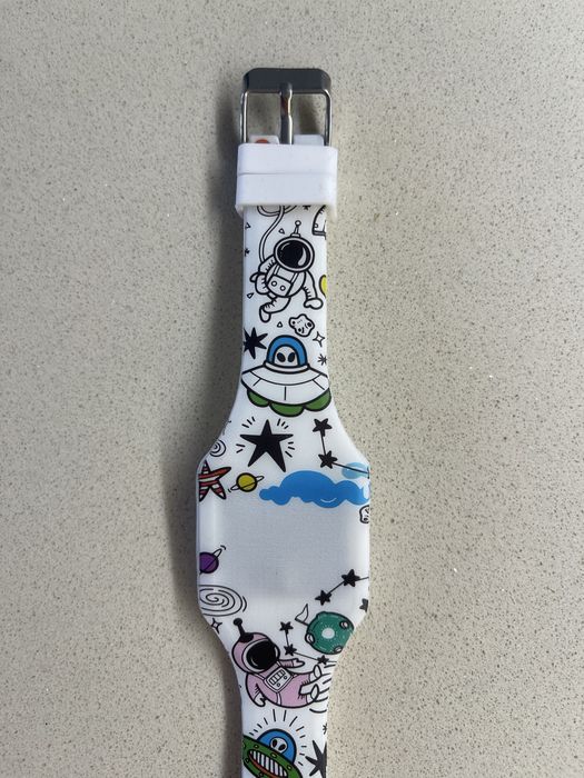 Relógio eletrónico colorido para criança