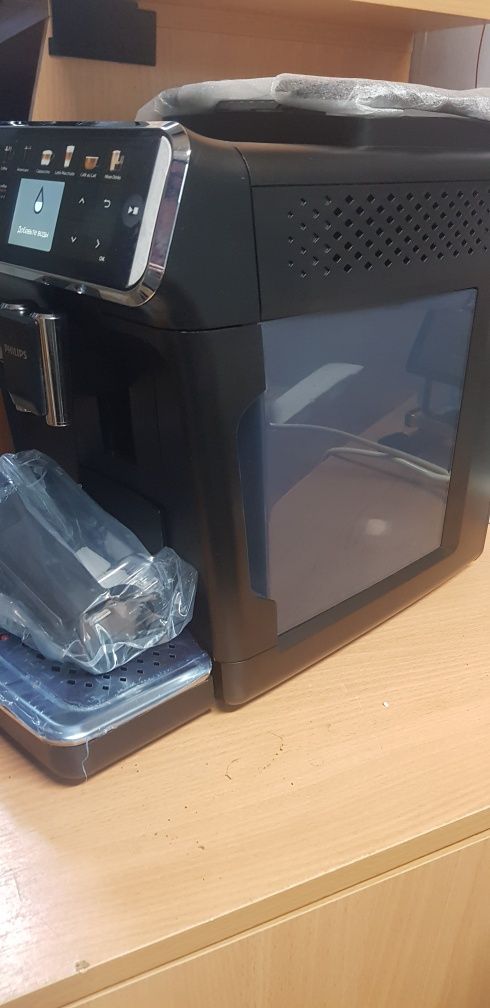 Кавоварка Нова Philips Series EP5400все в комплекті