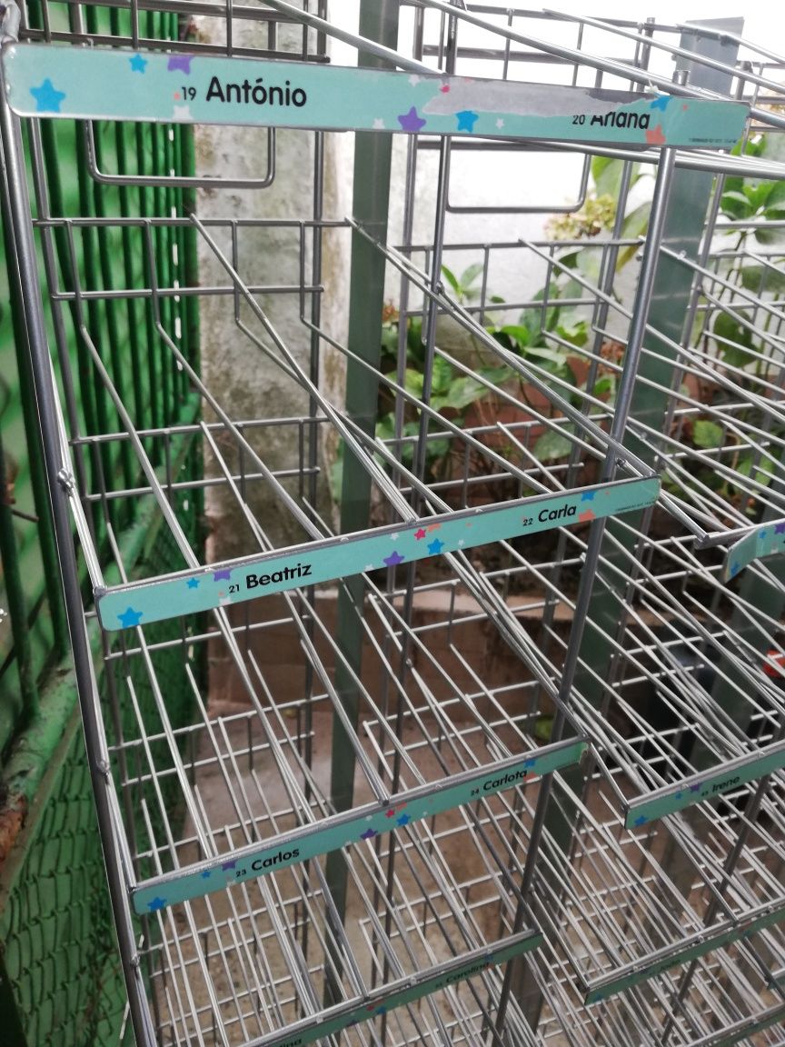 Vários Espositores para canecas com rodas