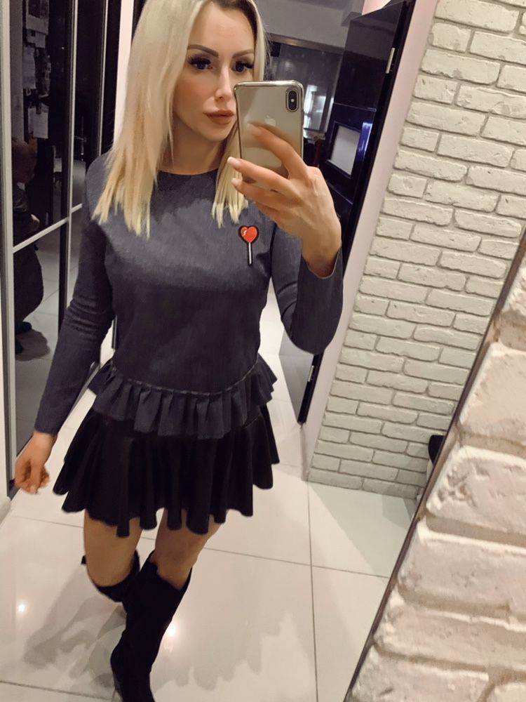 Jeansowa bluzka z falbanką i naszywką Zara