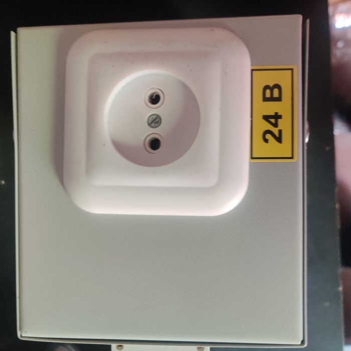 Ящик с понижающим трансформатором.