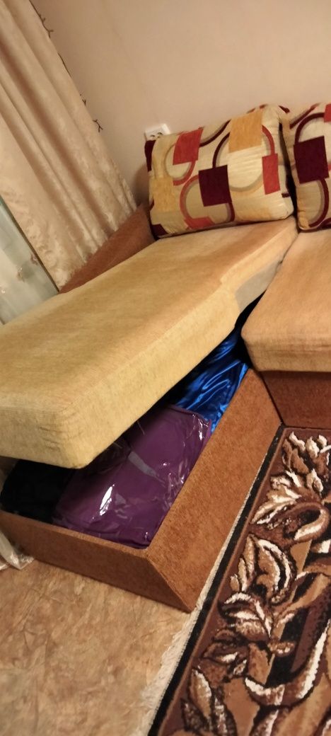 Угловой диван  бежевого цвета.