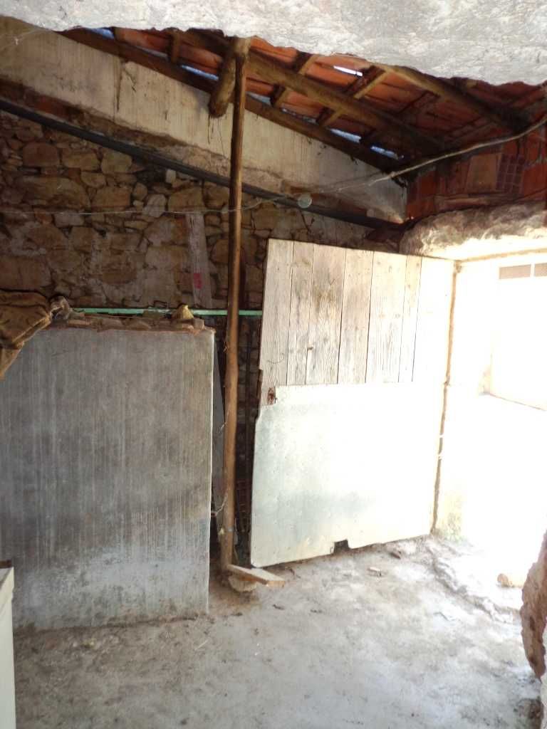 Moradia para restauro e 2 terrenos rústicos em Cernache