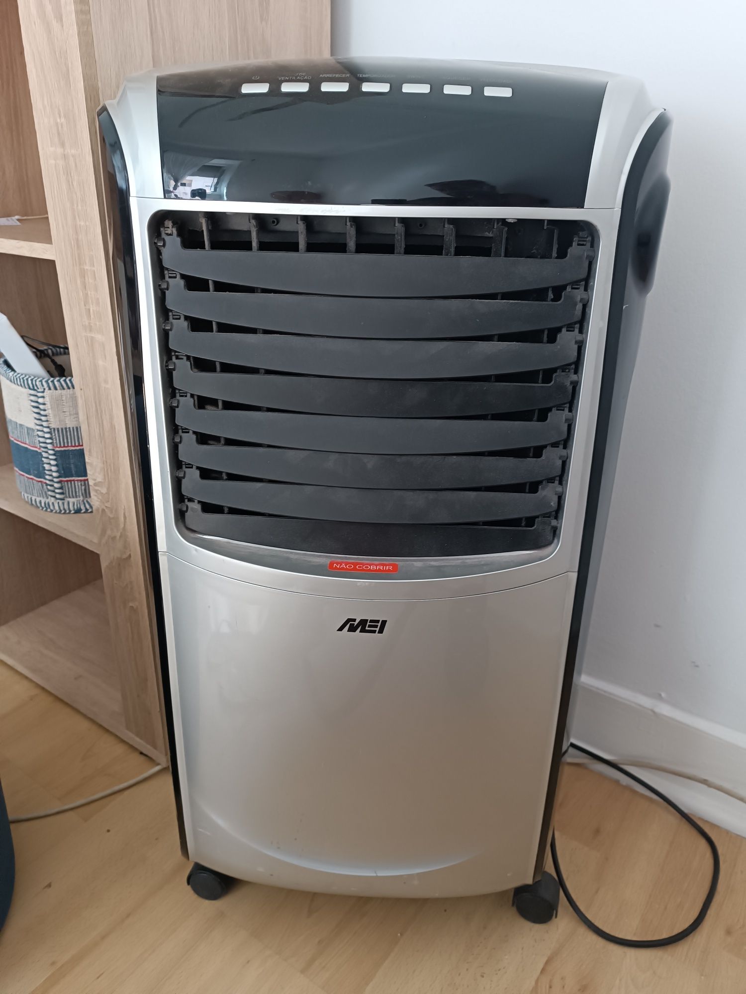 Vendo aparelho para ventilar , arrefecer e aquecer.