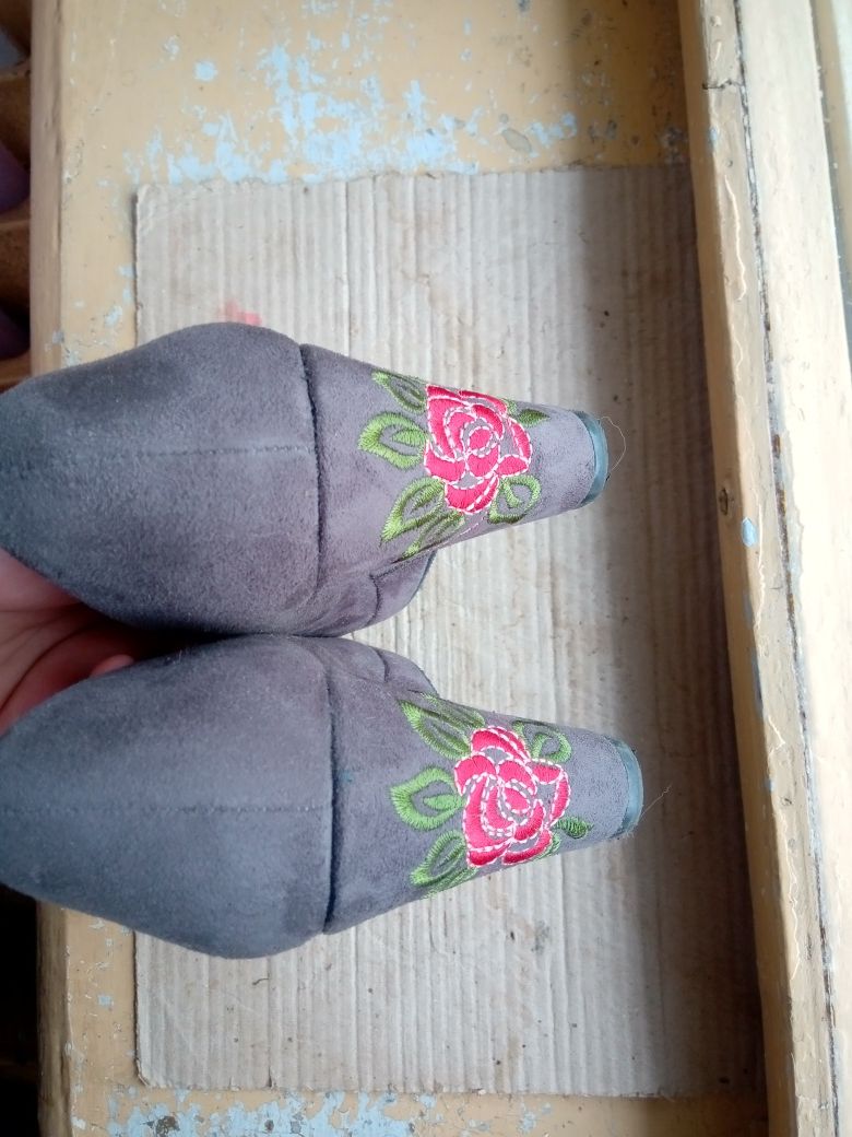 Туфли женские на танкетке платформе с вышивкой