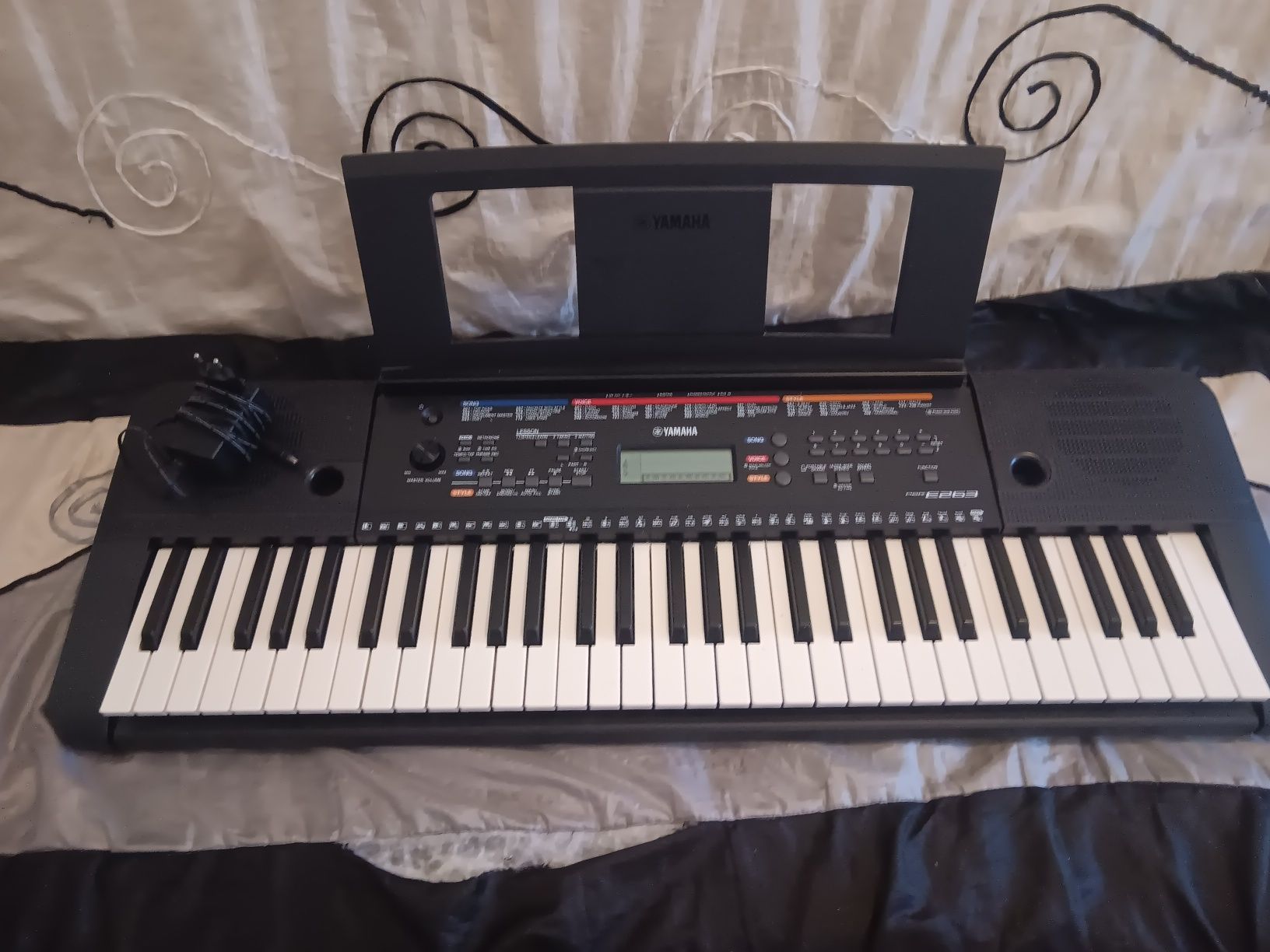 Teclado de 8 oitavas, sem defeitos.