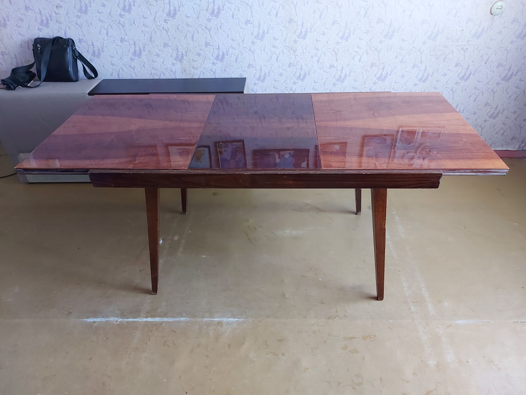 Деревянный обеденный стол