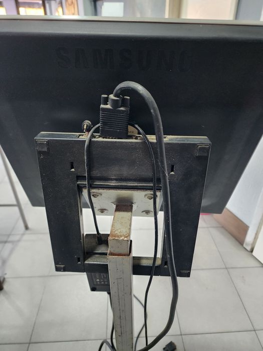 Monitor Samsung com Suporte de Pé