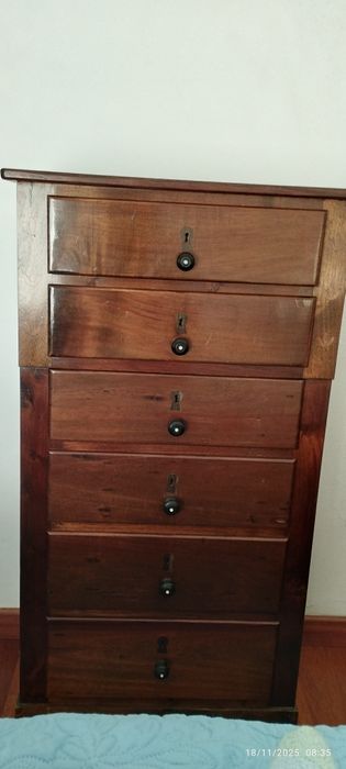 Camiseiro de madeira maciça Kambala