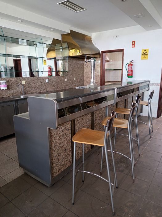 Balcão com arca frigorífica integrada + balcão para espaço comercial