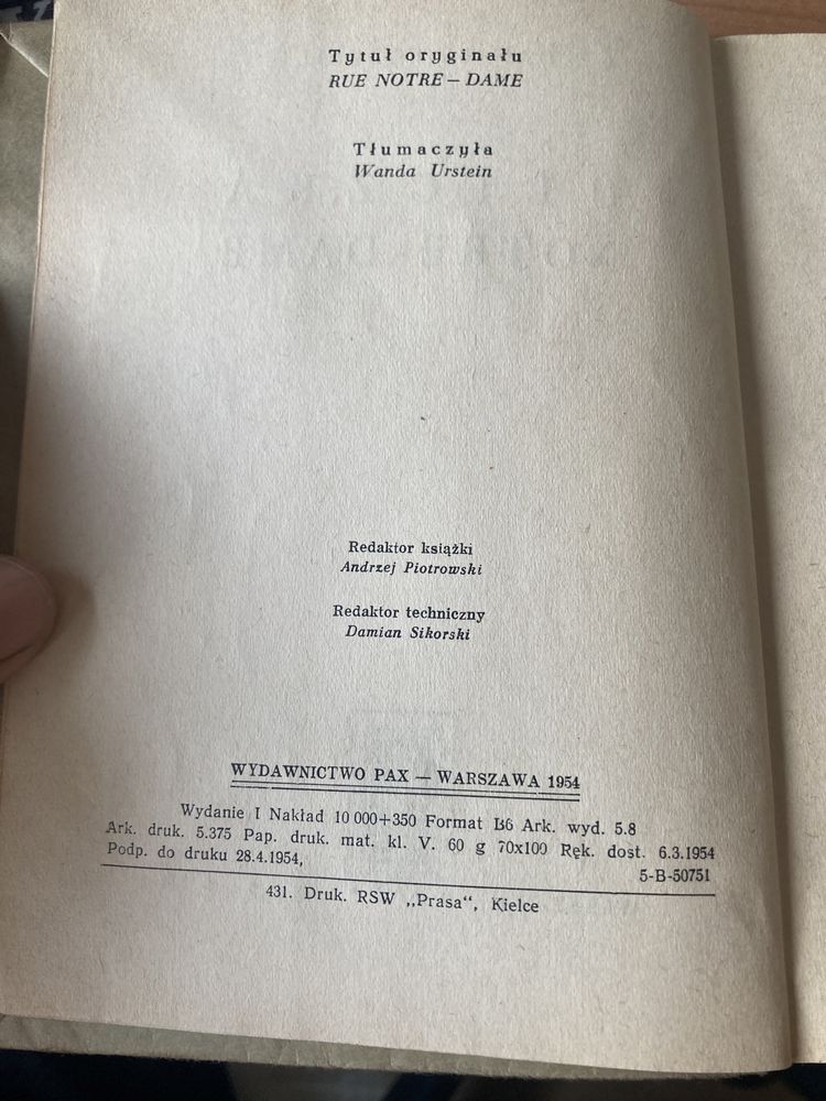 Książka pt,,Uliczka Notre-Dame 1954