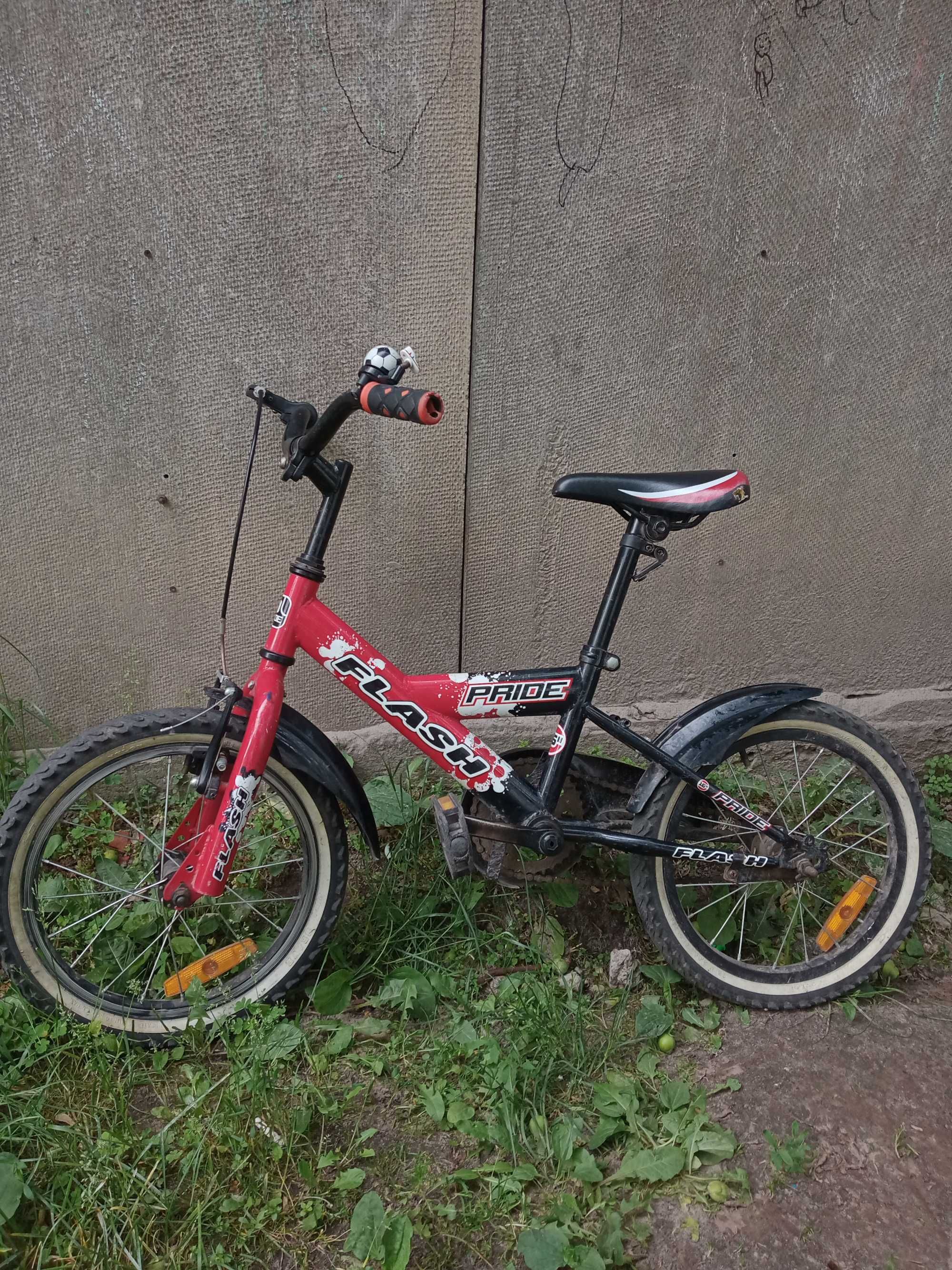 Детский велосипед красного цвета